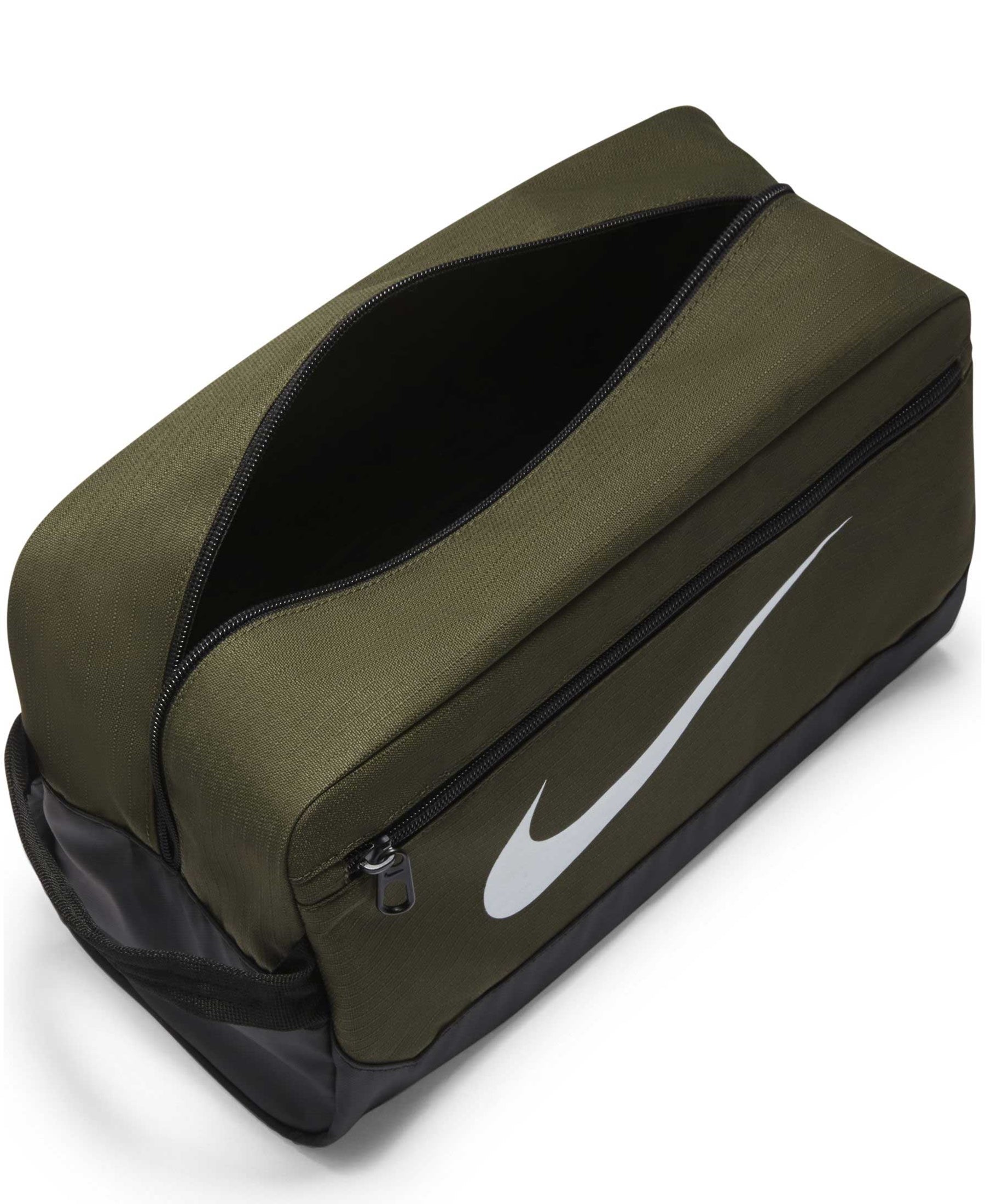 Die Nike Brasilia Schuhtasche 9.0 (BA5967-325): Perfekt für Sportler und Sportlerinnen, die ihre Schuhe sicher und stilvoll transportieren möchten. Diese Schuhtasche bietet nicht nur Schutz vor Verschmutzung, sondern auch eine praktische Aufbewahrungsmöglichkeit für Ihre Sportschuhe. Ihr robustes Design und die strapazierfähigen Materialien machen sie zur idealen Wahl für den Sportalltag. Bestellen Sie jetzt bei SHOP4TEAMSPORT und erleichtern Sie Ihren Weg zum Training oder Spiel.