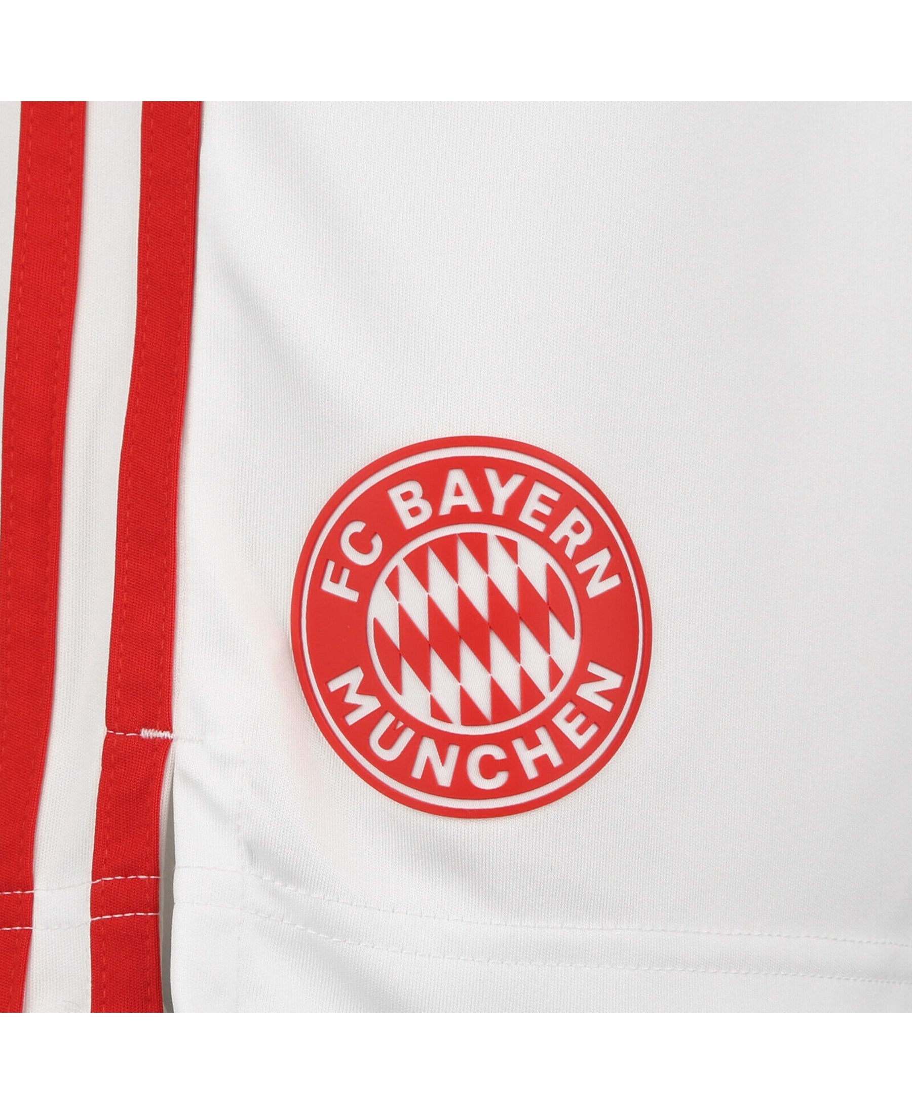 Die Adidas FC Bayern München Ausweichshorts 2021-2022 (GM5314) sind perfekt für Fans des FC Bayern. In elegantem Weiß gehalten, sind sie ideal für Training und Freizeit. Das offizielle Vereinslogo und das adidas Logo sind hochwertig aufgestickt. Mit ihrem bequemen, feuchtigkeitsableitenden Material bieten diese Shorts Komfort und Stil. Jetzt bei SHOP4TEAMSPORT bestellen und deine Unterstützung für den FC Bayern München zeigen!